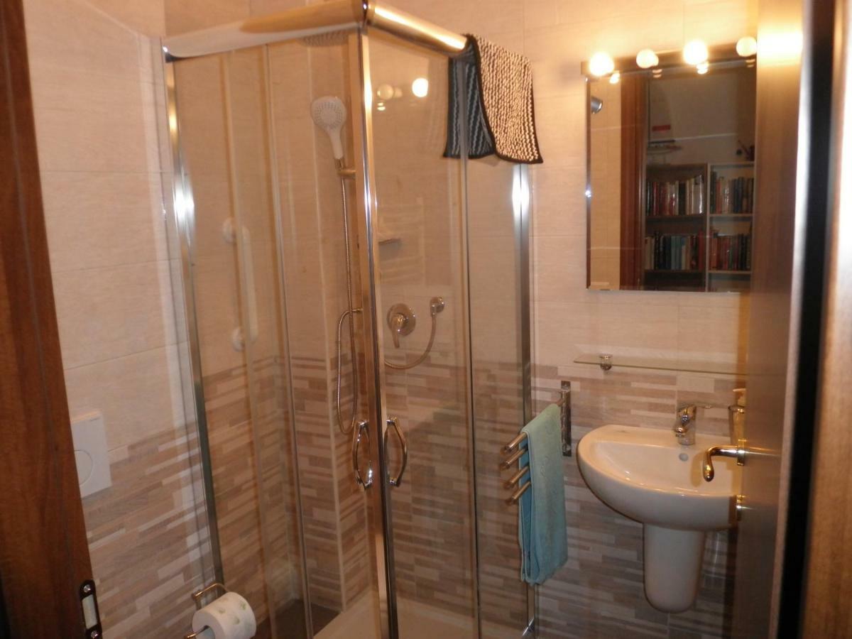 Twin Room with Private External Bathroom